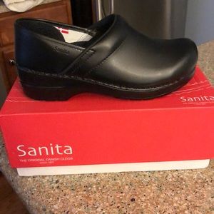 Never worn Size 8 woman’s work Sanita clogs.